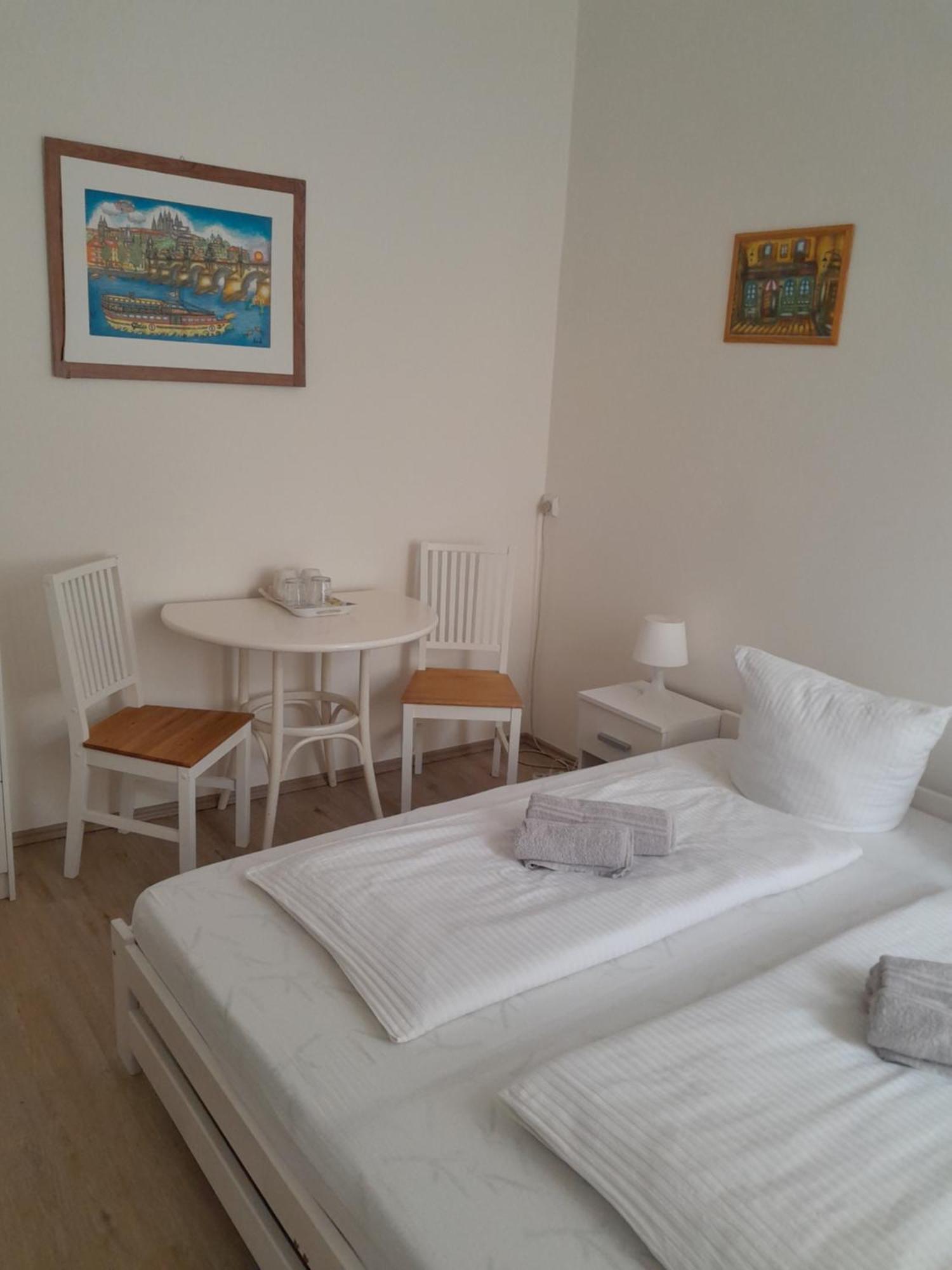 Lubert Apartmany S.R.O Prag Zimmer foto